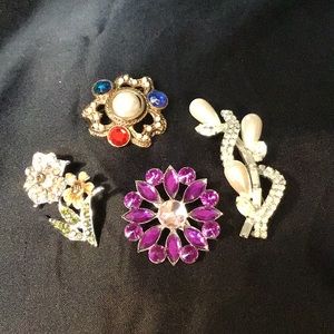 Lot of Four Sparkling brooches.